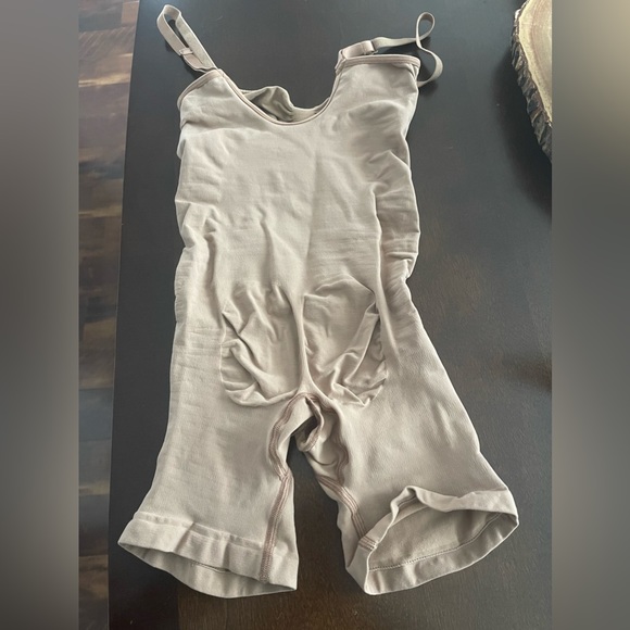 SKIMS sculpting body suit NWOT mid thigh - Picture 6 of 7